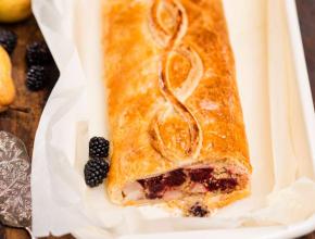 Birnen-Brombeerstrudel goldgelb gebacken in weißer Backform