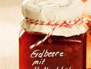 Erdbeerkonfitüre mit Holunderblüten