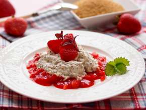 Amaranthcreme mit Erdbeersauce