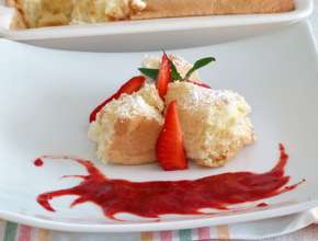 Biskuitnockerln mit Erdbeersauce