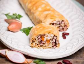 Bohnenstrudel mit Karotten und Semmelwürfeln