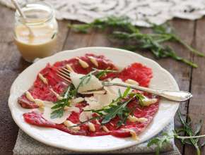 Carpaccio mit Mayonnaisesauce und Rucola