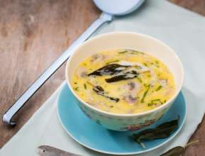 Champignon-Steinpilz-Suppe mit Salbei und Ziegenkäse