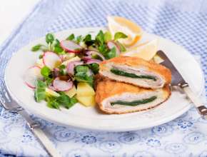 Paniertes Putenschnitzel mit Mangold-Schinken-Käse-Fülle und Erdäpfel-Vogerlsalat