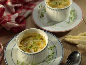 Crème brûlée mit weißem Spargel