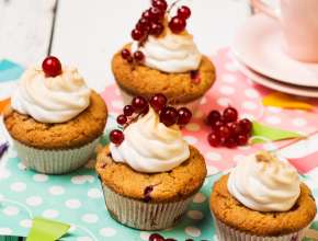 Cupcakes mit roten Ribiseln