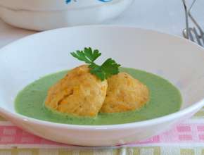 Erbsencremesuppe mit Topfen-Räucherforelle-Karotten-Knödeln