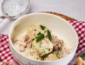 Erdäpfel-Speckknödel mit Eierschwammerln in Rahmsauce