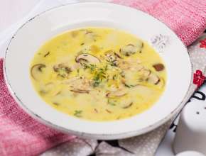 Erdäpfelsuppe mit Champignons und Haselnüssen