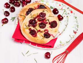 Flammkuchen mit Kirschen und Rosmarin