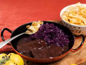 Gamsschnitzel mit Quitten-Rotkraut und Walnussnudeln