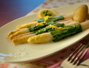 Spargel gefüllt mit Schinkenspeck im Bärlauchmantel und Erdäpfeln