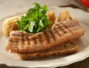 Gegrillte Steaks vom Schweinebauch mit Bröselkarfiol