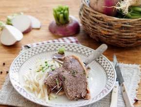 Gekochtes Rindfleisch mit weißen Rüben