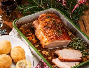 Glasierter Schweinsbraten mit gefüllten, gebackenen Erdäpfeln