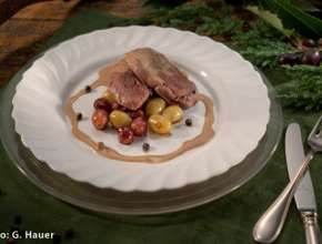Rehschnitzel mit Wacholderrahm und glacierten Trauben
