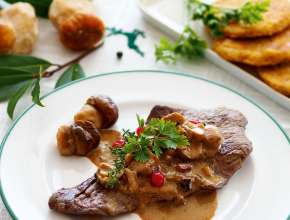 Hirschschnitzel mit frischen Steinpilzen in Cognac-Rahmsauce