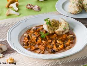 Schwammerlgulasch mit Semmelknödel, Eierschwammerl, Pifferlinge