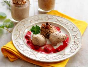 Süße Mousse mit Käferbohnenkrokant