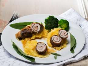 Kalbfleischröllchen Saltimbocca auf Polenta