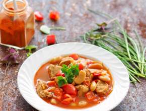 Kalbseintopf mit rotem Paprika und weißen Bohnen