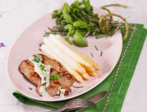 Kalbsschnitzel mit Spargel und Kräutersauce