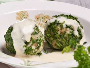 Kräuterknödel mit cremiger Käsesauce