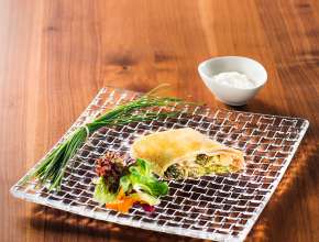 Knuspriger Strudel mit Grazer Krauthäuptel, Erdäpfeln und Speck