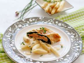 Strudel von der Lachsforelle mit "eingemachtem" Spargel