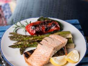 Lachsmittelstück vom Grill mit Sommergemüse