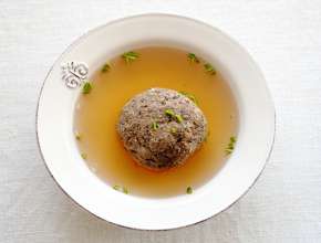 Leberknödel mit klarer Suppe