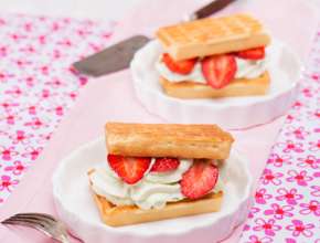 Waffeln mit Waldmeister-Topfen-Creme und Erdbeeren