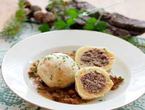 Mit Wildfleisch gefüllte Knödel