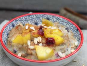 Müsliporridge mit Karamelläpfeln