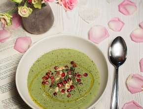 Grün-weiße Petersiliensuppe mit gerösteten Mandelblättchen