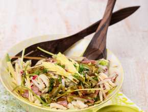 Pikanter Spätzlesalat mit Wurst, Gemüse und Kernölmarinade