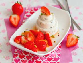 Pistazien-Honig-Parfait mit Erdbeersalat