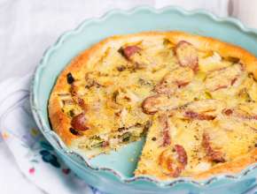 Quiche aus Topfenteig mit Porree und Wurst