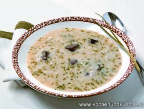 Reissuppe mit bunten Paprikaschoten