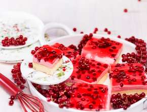 Ribisel-Mousse-Blechkuchen