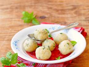 Ricotta-Knödel mit Basilikum und Paradeisersauce