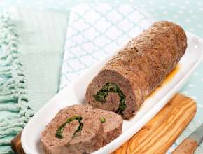 Roulade aus Faschiertem mit Spinat