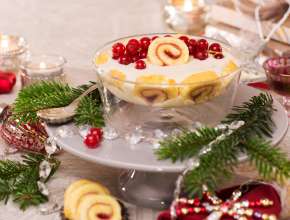 Biskuitroulade mit Ribisel-Champagner-Mousse