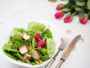 Salat mit Schafkäse-Schinkenspeck-Würfeln