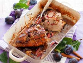 Schweinsbraten mit Stanzer Zwetschkenfüllung