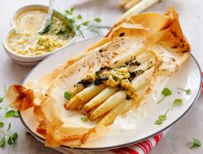 Gegrillter Spargel mit Kräuter-Eier-Dip