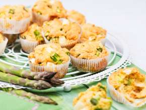 Spargel-Räucherlachs-Muffins mit Kräuter-Dip