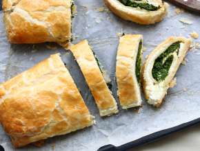 Blätterteigstrudel mit Spinat-Topfen-Fülle