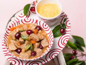 Ragout von der Schweinsstelze mit Herzkirschen