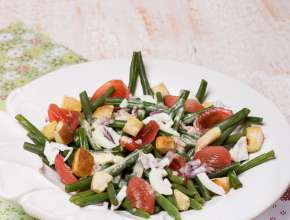 Fisolensalat mit Eiern, gerösteten Baguettewürfeln und Senfdressing